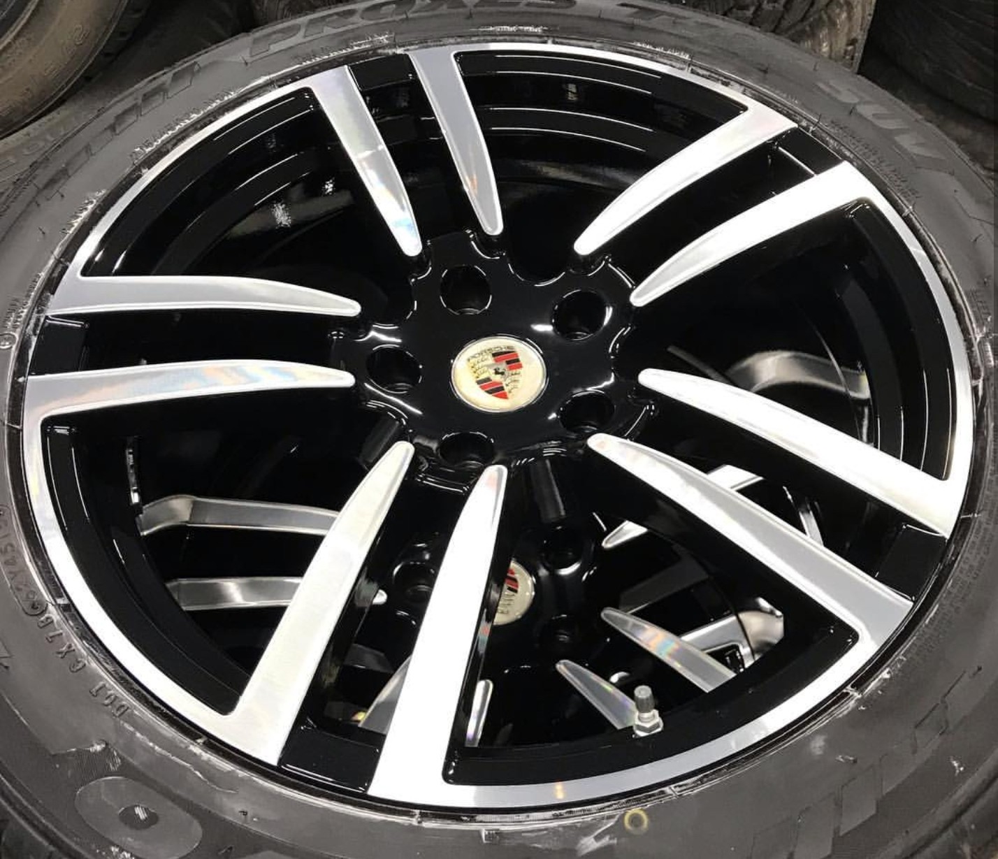 Литой диск Porsche с чёрным глянцем и полированными спицами